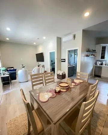 Van Nuys Luxury, Near To Universal Studios, And Hollywood
